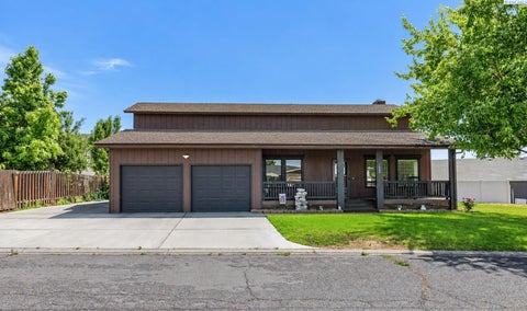 Photo of 1806 Smith Lane, Grandview, WA 98930 (MLS # 296014)