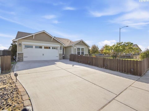 Photo of 6914 Yellowstone Dr, Pasco, WA 99301 (MLS # 296499)