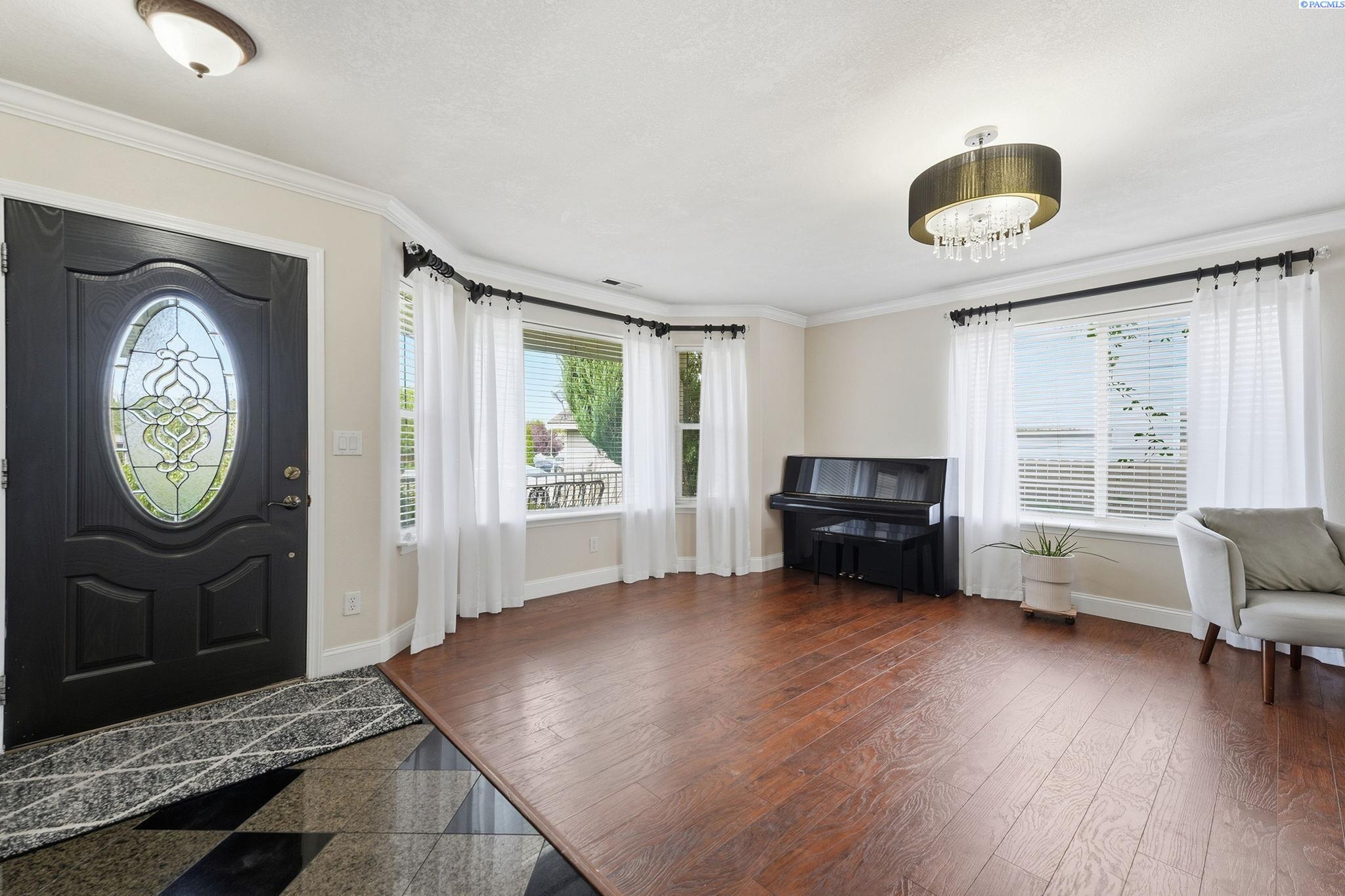 813 N Douglas Ct