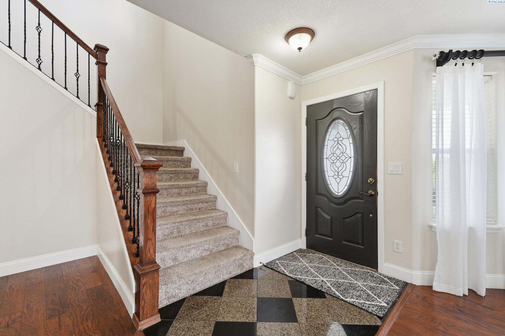 813 N Douglas Ct