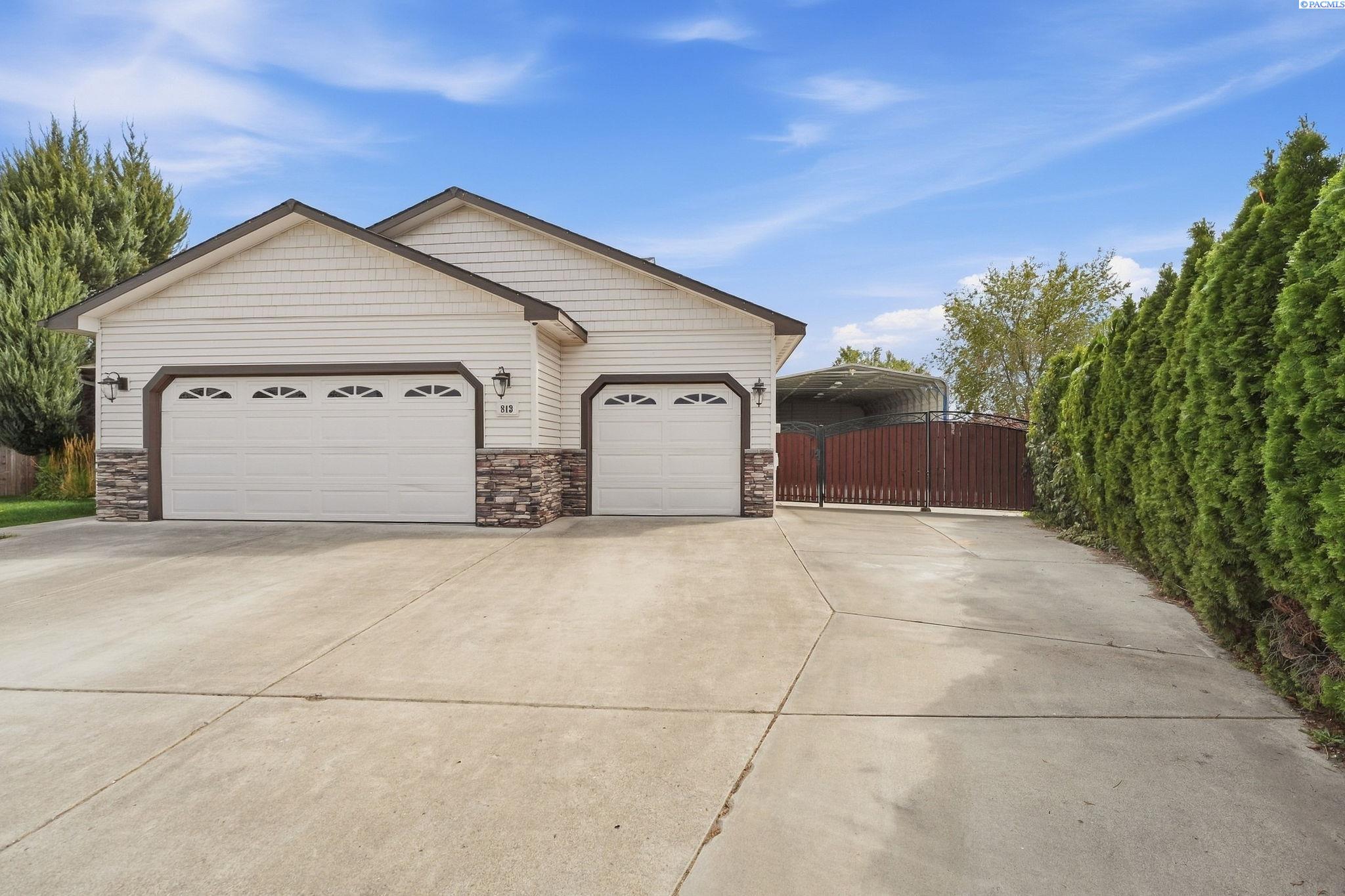 813 N Douglas Ct