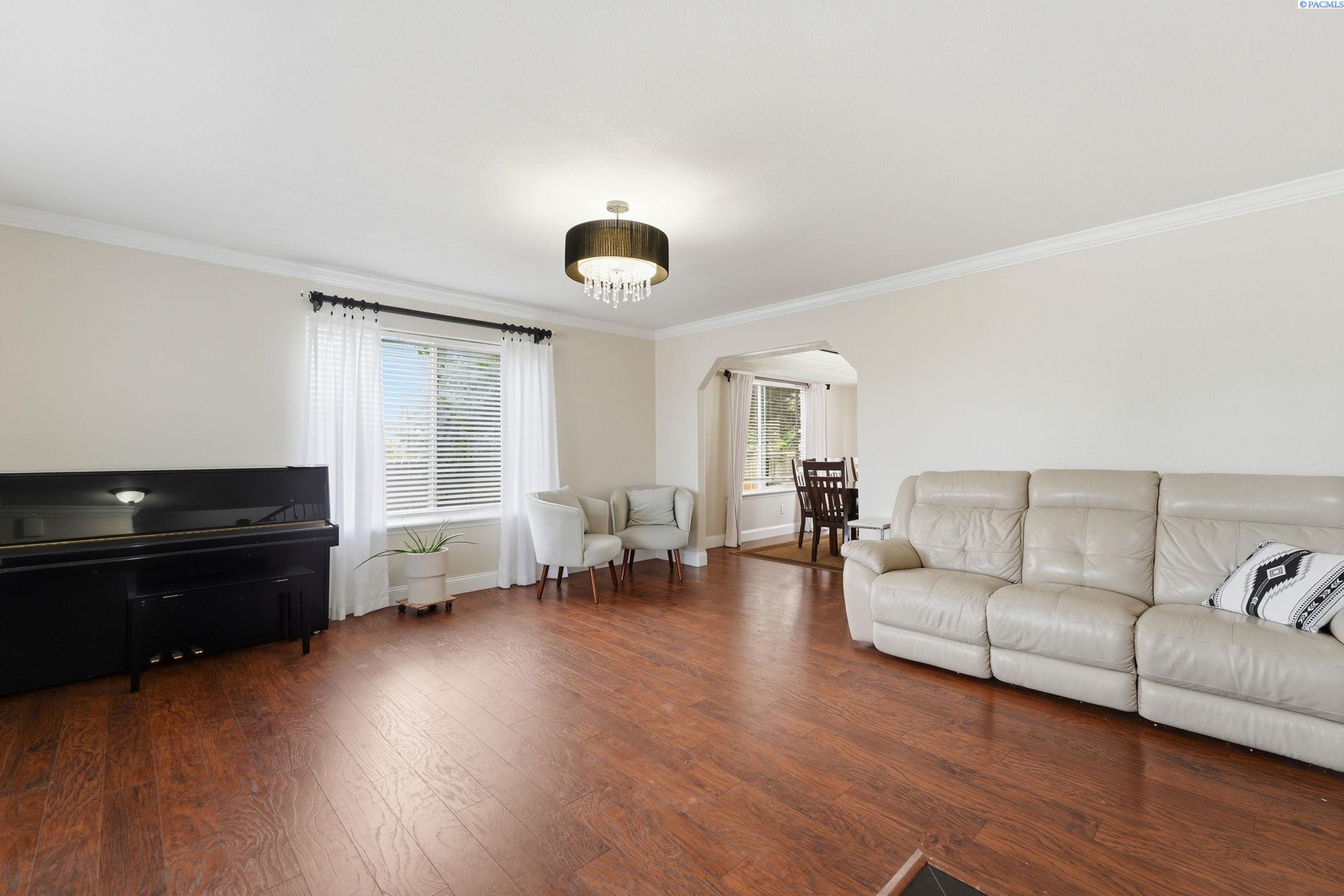 813 N Douglas Ct