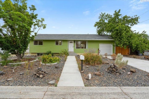 Photo of 2035 Blue Ave, Richland, WA 99354 (MLS # 295913)