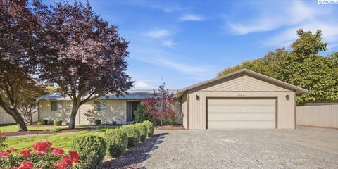 Photo of 2047 George Washington Way, Richland, WA 99354 (MLS # 297072)