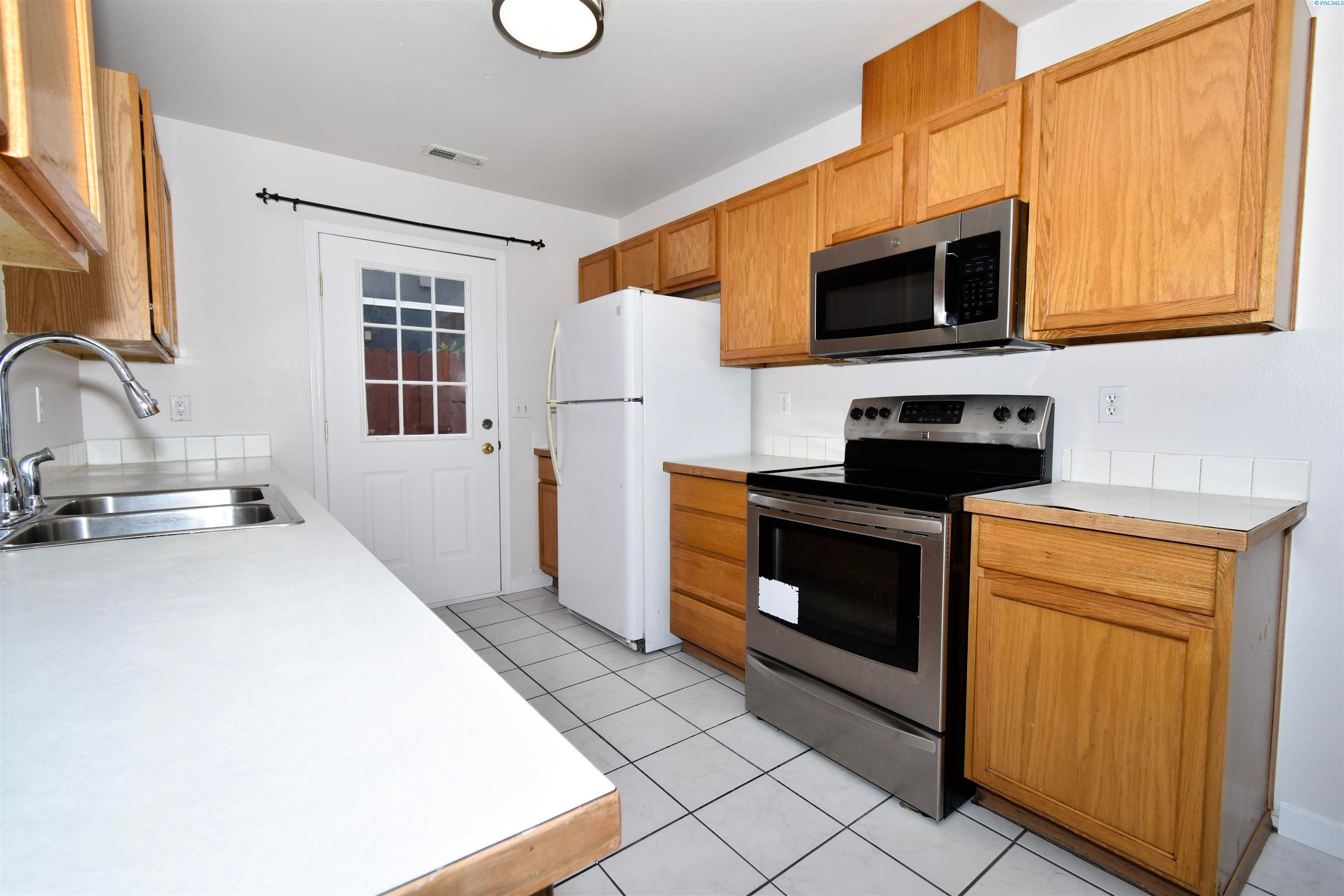 2515 E Adelia