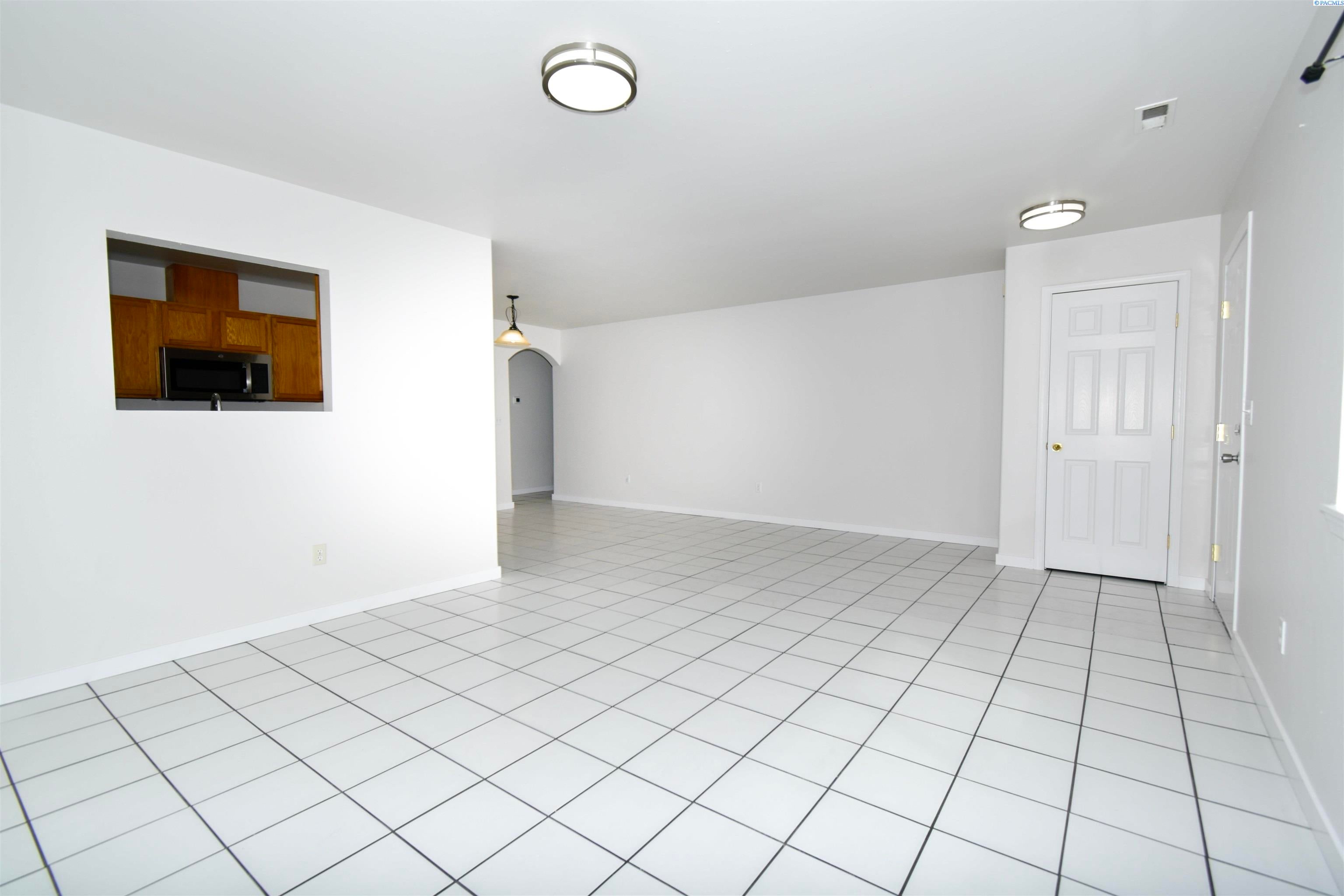 2515 E Adelia