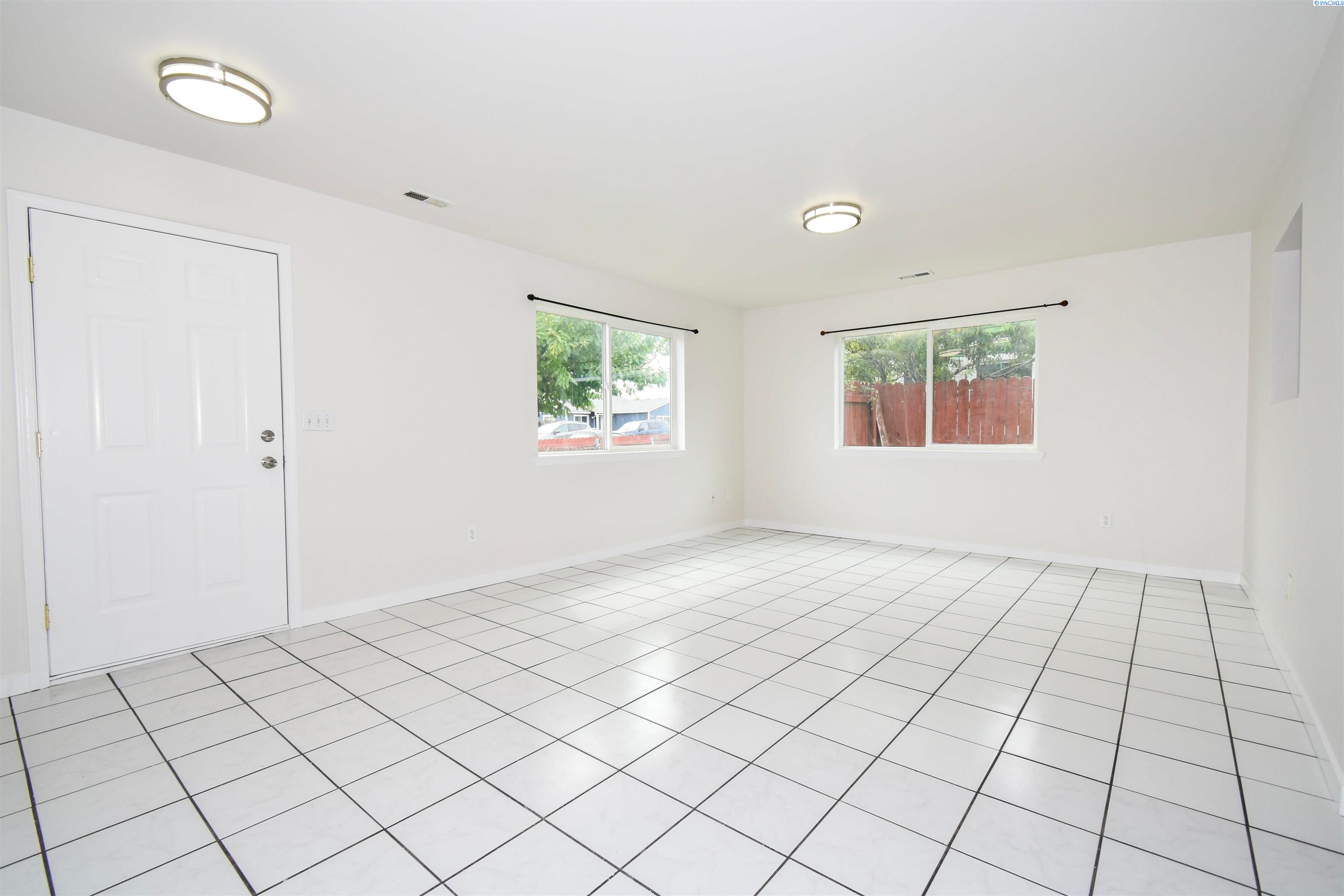 2515 E Adelia