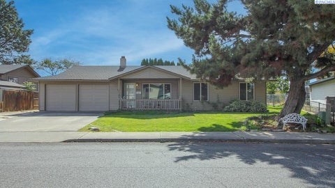 Photo of 2509 W Grand Ronde Place, Kennewick, WA 99336 (MLS # 296778)