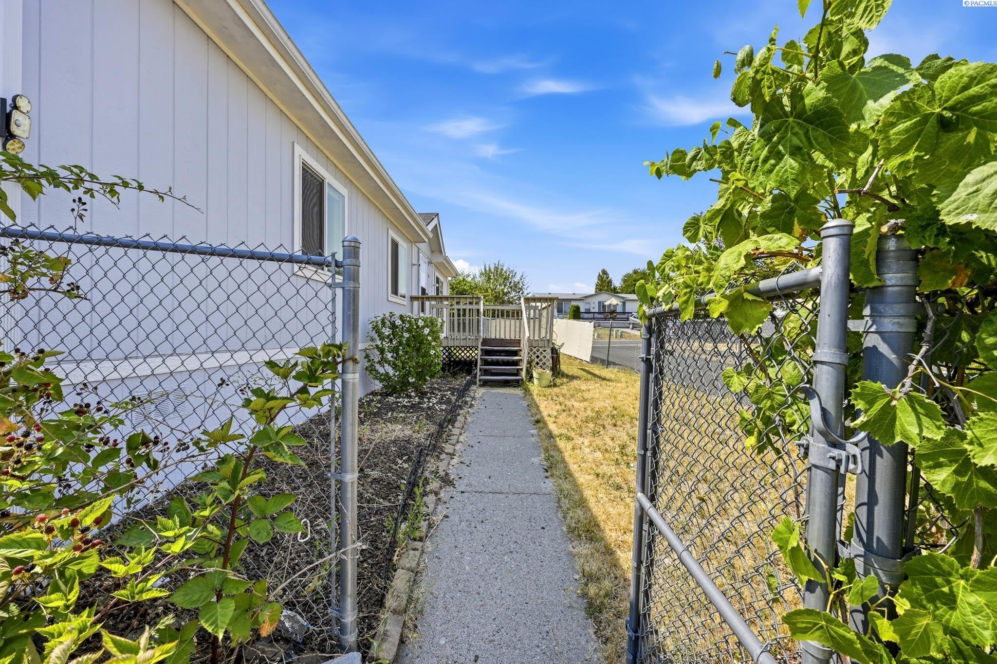 255 NW Golden Hils 39