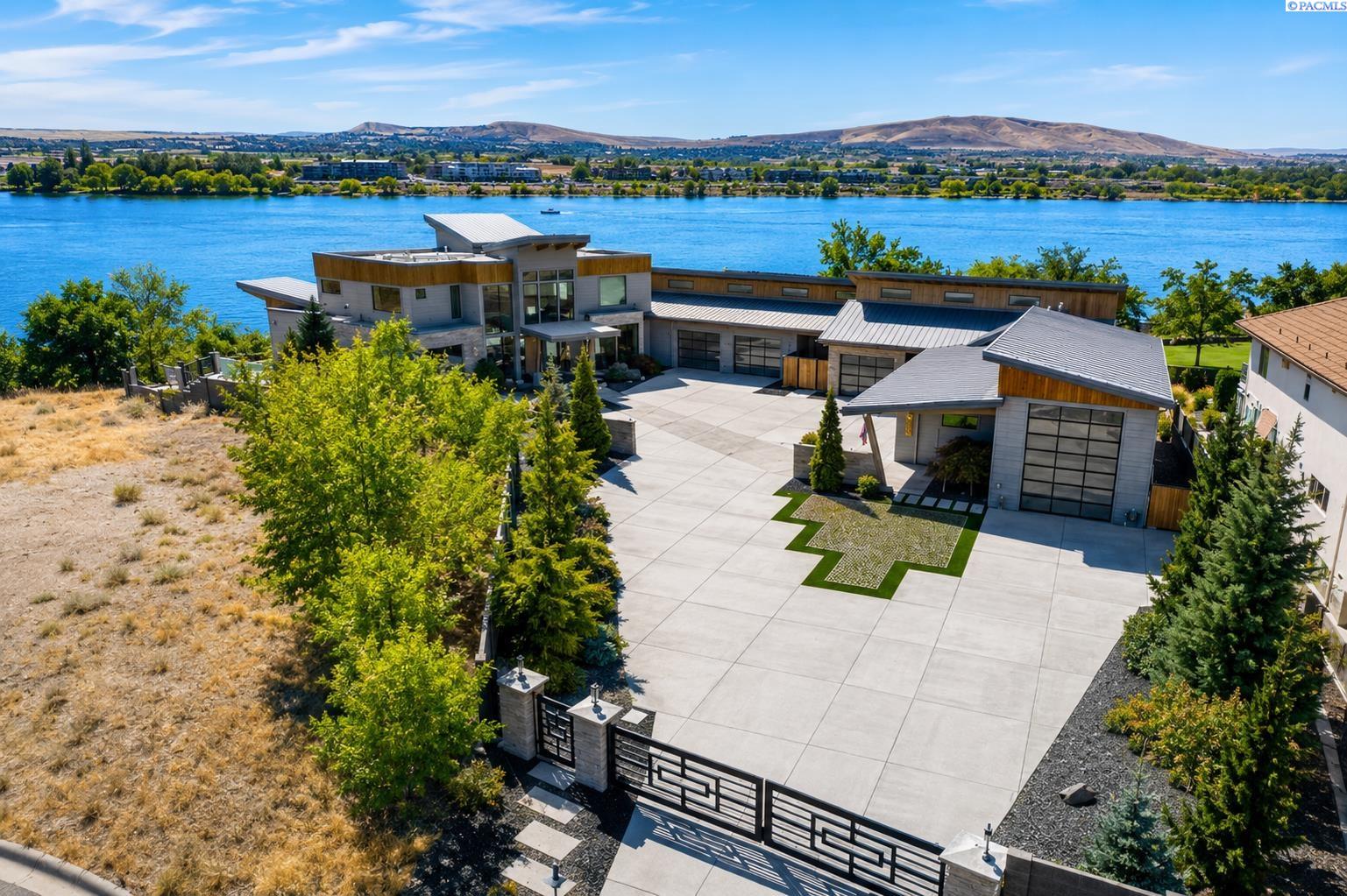 4612 Shoreline Ct.