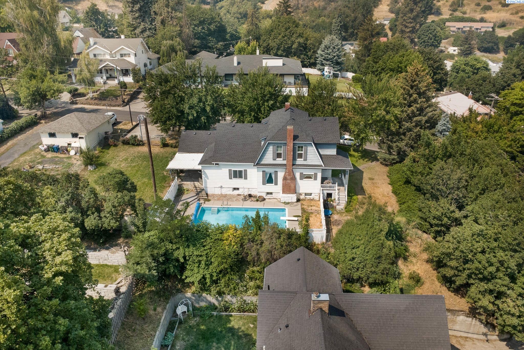 903 S Lake