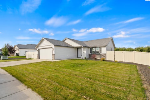 Photo of 118 Bitters Loop Rd, Grandview, WA 98930 (MLS # 297013)