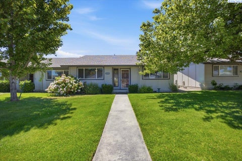 Photo of 2419 Grand Ronde AVE #D, Kennewick, WA 99336 (MLS # 296153)