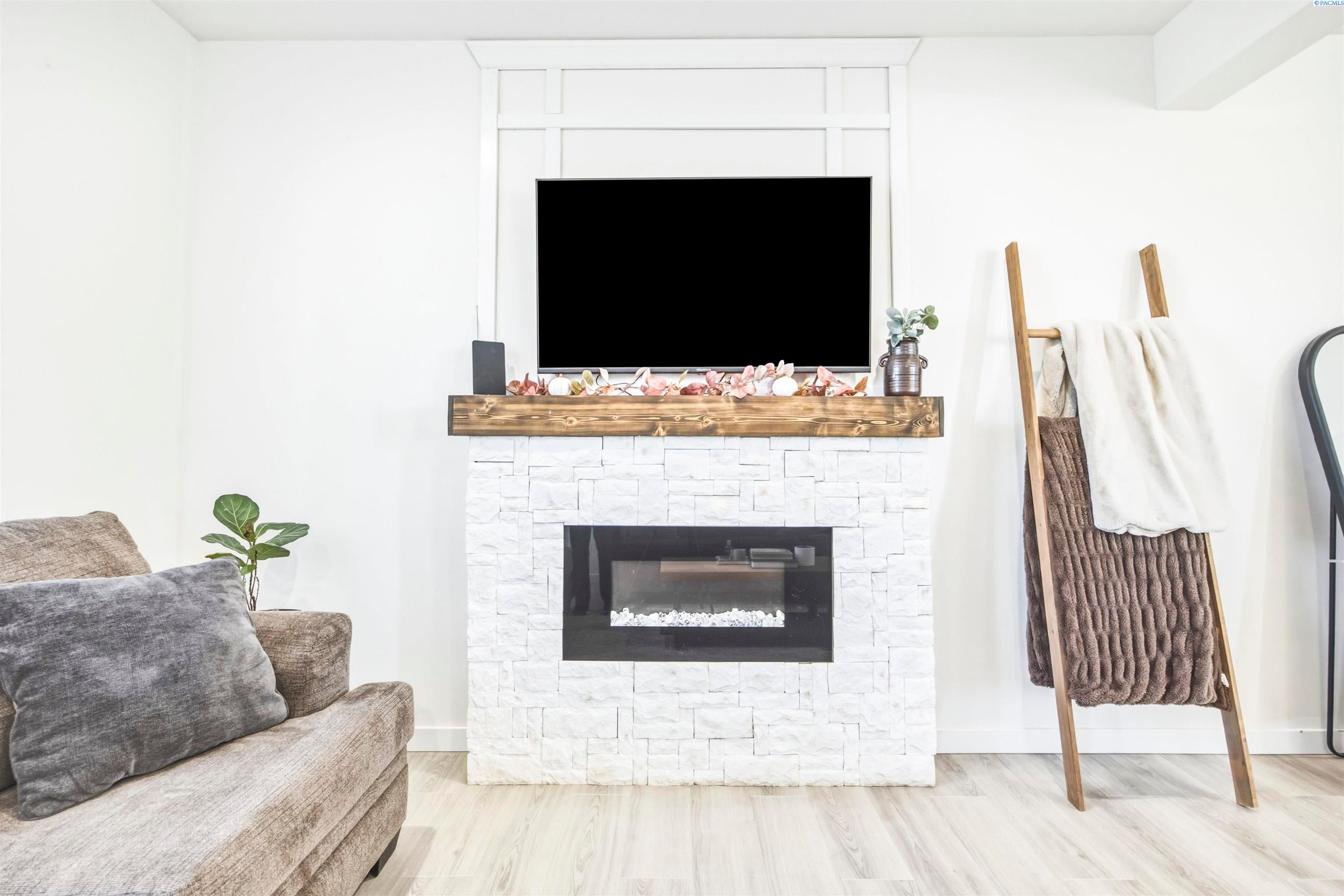 IDX 4 915 W Opal Street