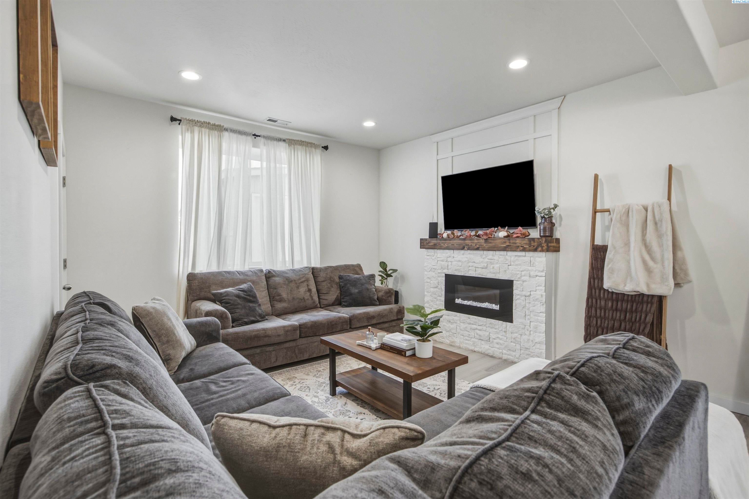 IDX 3 915 W Opal Street
