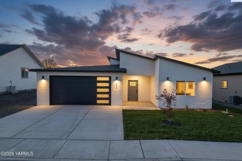 Photo of 305 Hogan St, Sunnyside, WA 98944 (MLS # 297421)
