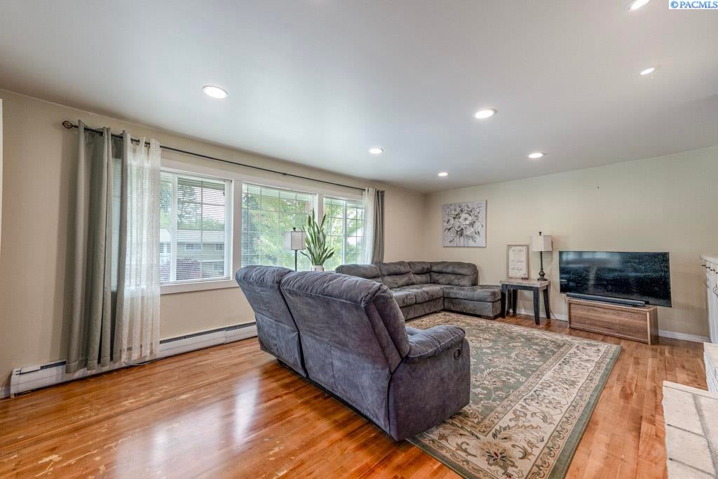 IDX 3 925 SW City View St