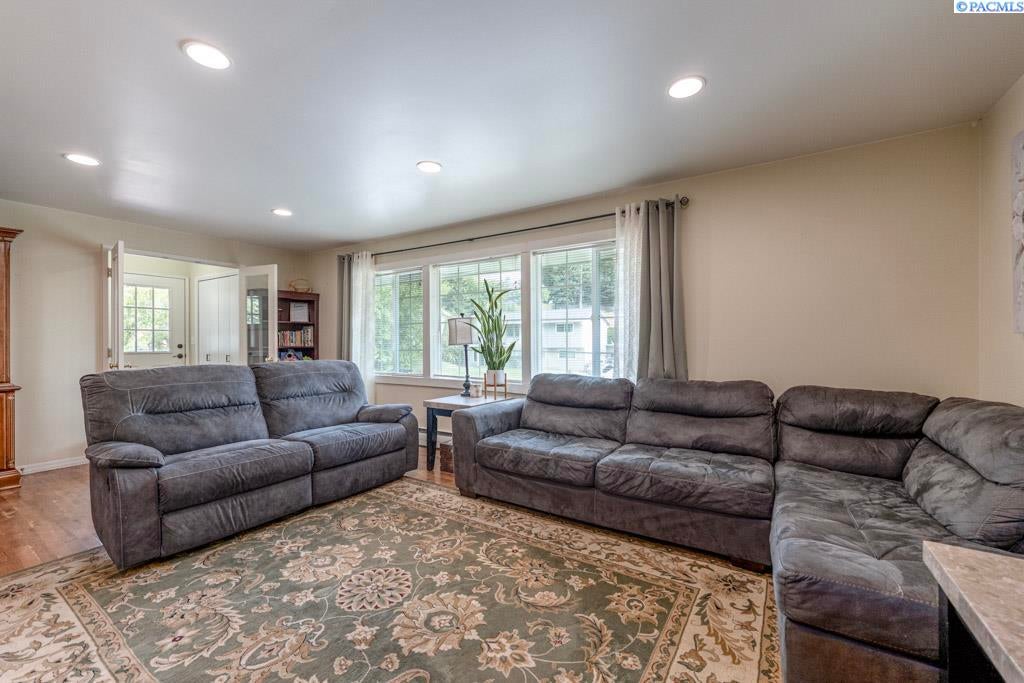 IDX 2 925 SW City View St
