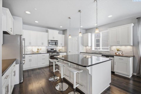 Photo of 2250 Daphne Ave, Richland, WA 99352 (MLS # 294334)