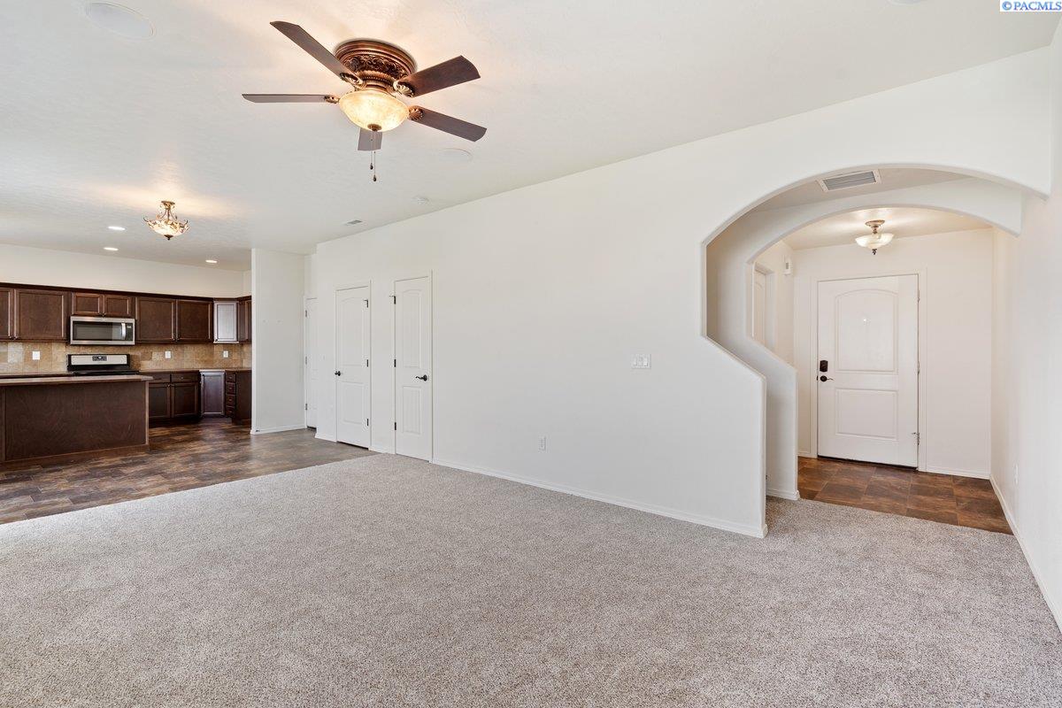 5813 Ramus Ln