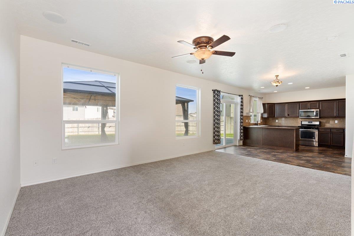 5813 Ramus Ln