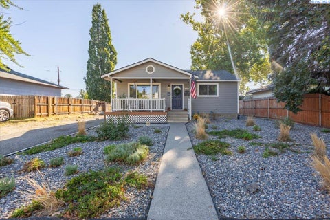 Photo of 2032 Cascade Ave, Richland, WA 99354 (MLS # 296031)
