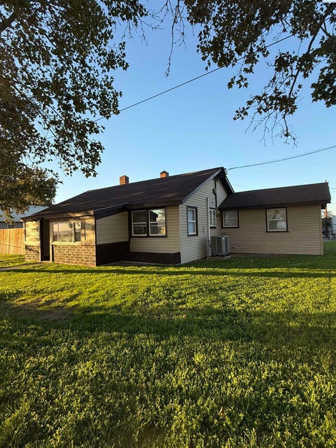 Photo of 124 Ash St, Burbank, WA 99323 (MLS # 297189)