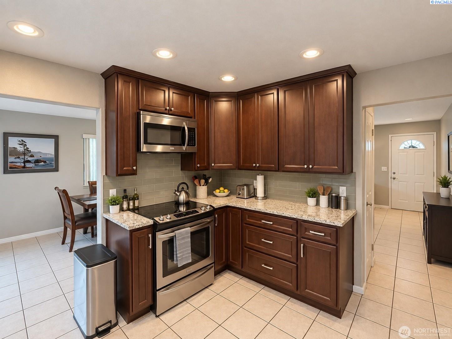 IDX 3 808 E Oak St