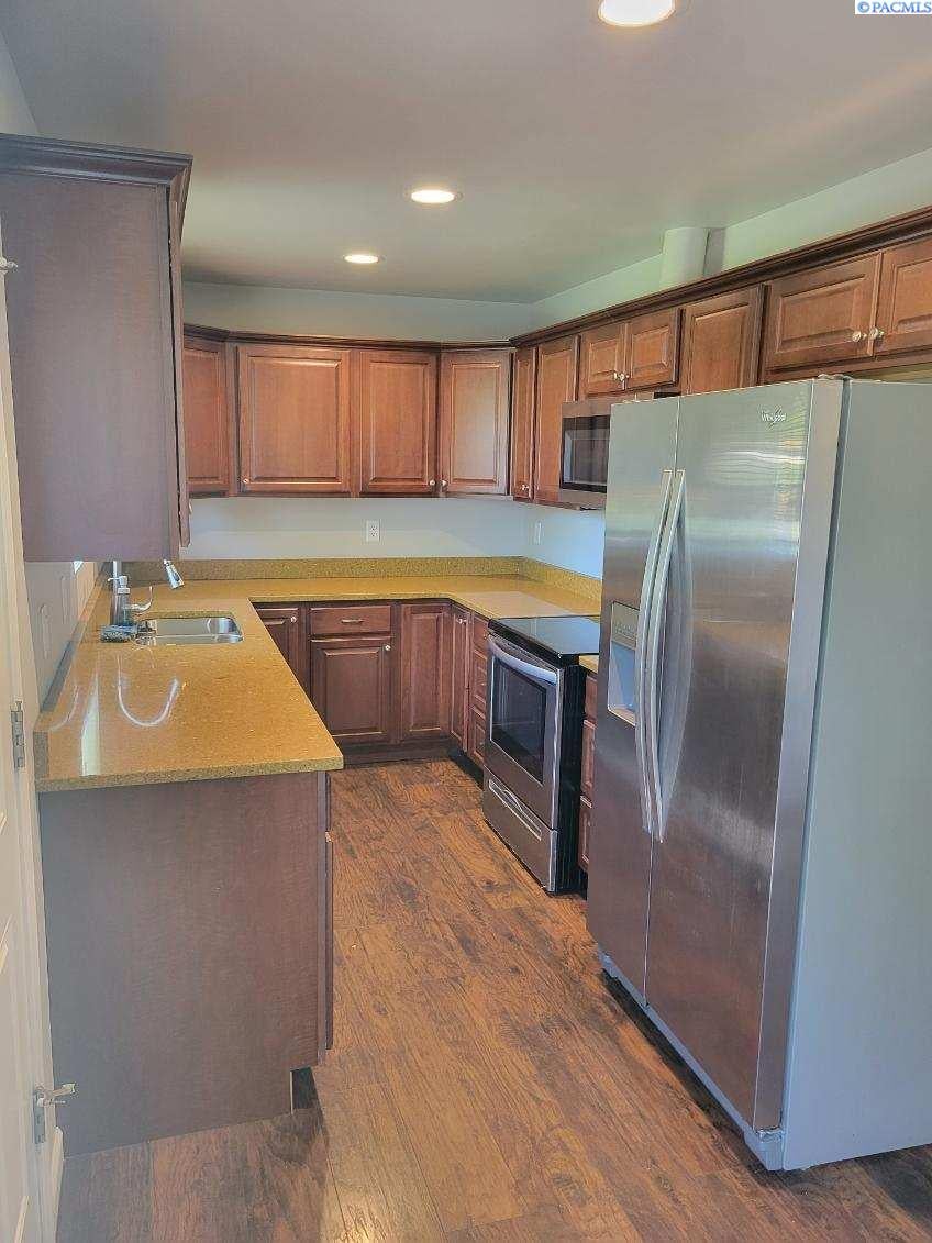 IDX 3 520 S Douglas Ave