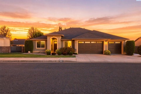 Photo of 682 S Hawaii St, Kennewick, WA 99336 (MLS # 296035)