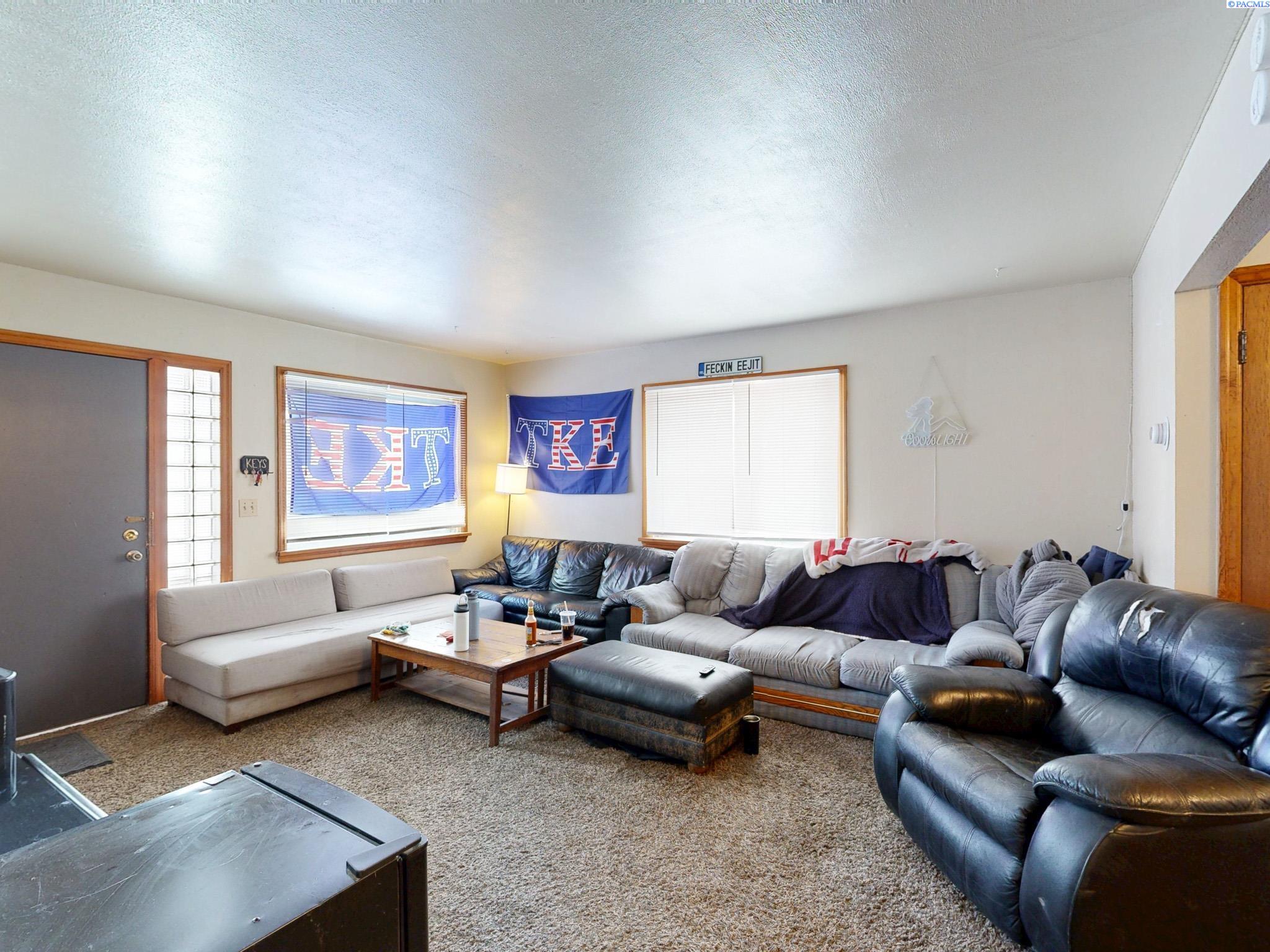 IDX 1 645,645 1/2 NE Maple St