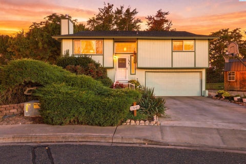 Photo of 1941 Quail Court, West Richland, WA 99353 (MLS # 297044)