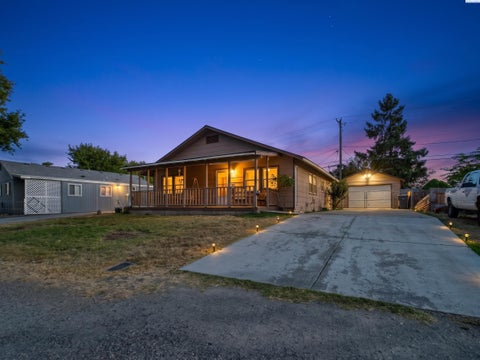 Photo of 92 Jadwin Ave, Richland, WA 99352 (MLS # 296923)
