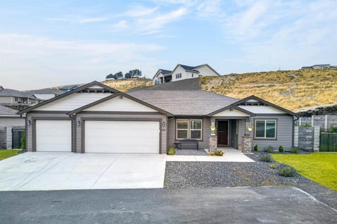 Photo of 6182 W 30th Place, Kennewick, WA 99338 (MLS # 296167)