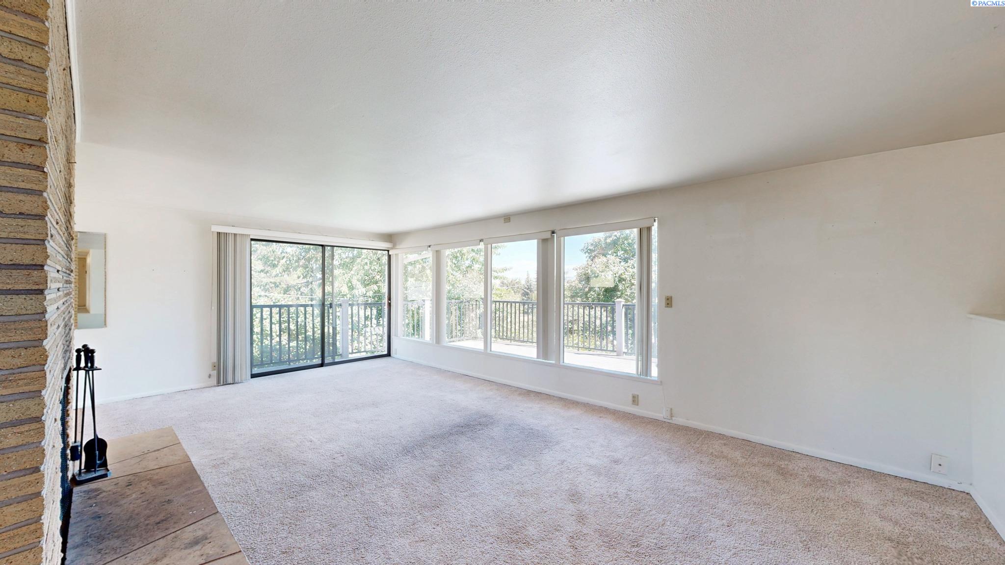 IDX 1 445 NW Darrow St.