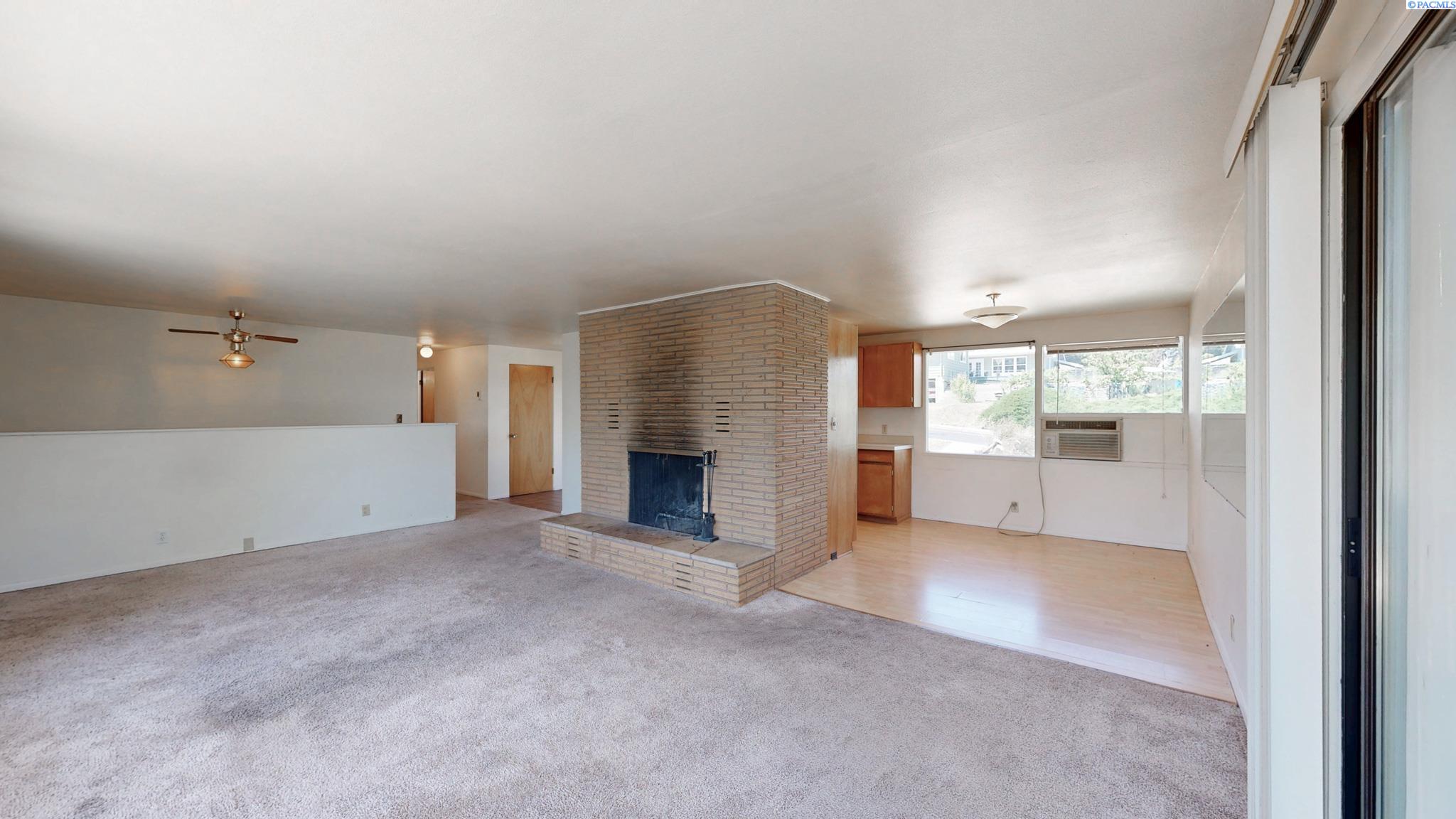 IDX 3 445 NW Darrow St.