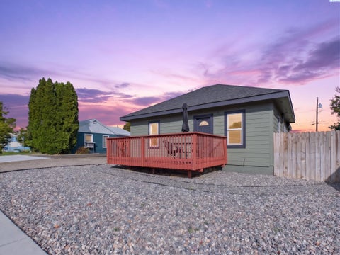 Photo of 810 9th St, Benton City, WA 99320 (MLS # 296696)