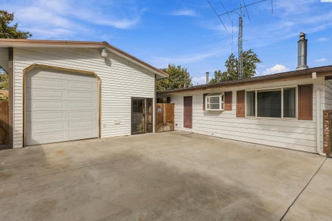 Photo of 424 S Dawes ST, Kennewick, WA 99336 (MLS # 296734)