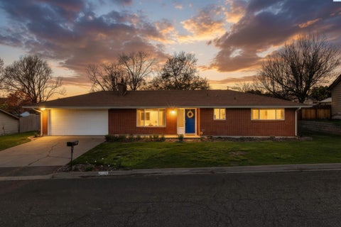 Photo of 935 Parkside Dr, Prosser, WA 99350 (MLS # 296087)