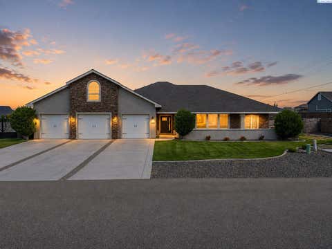 Photo of 6401 Eagle Crest Drive, Pasco, WA 99301 (MLS # 295586)