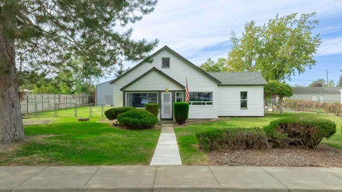 Photo of 409 N Garfield St, Kennewick, WA 99336 (MLS # 296912)