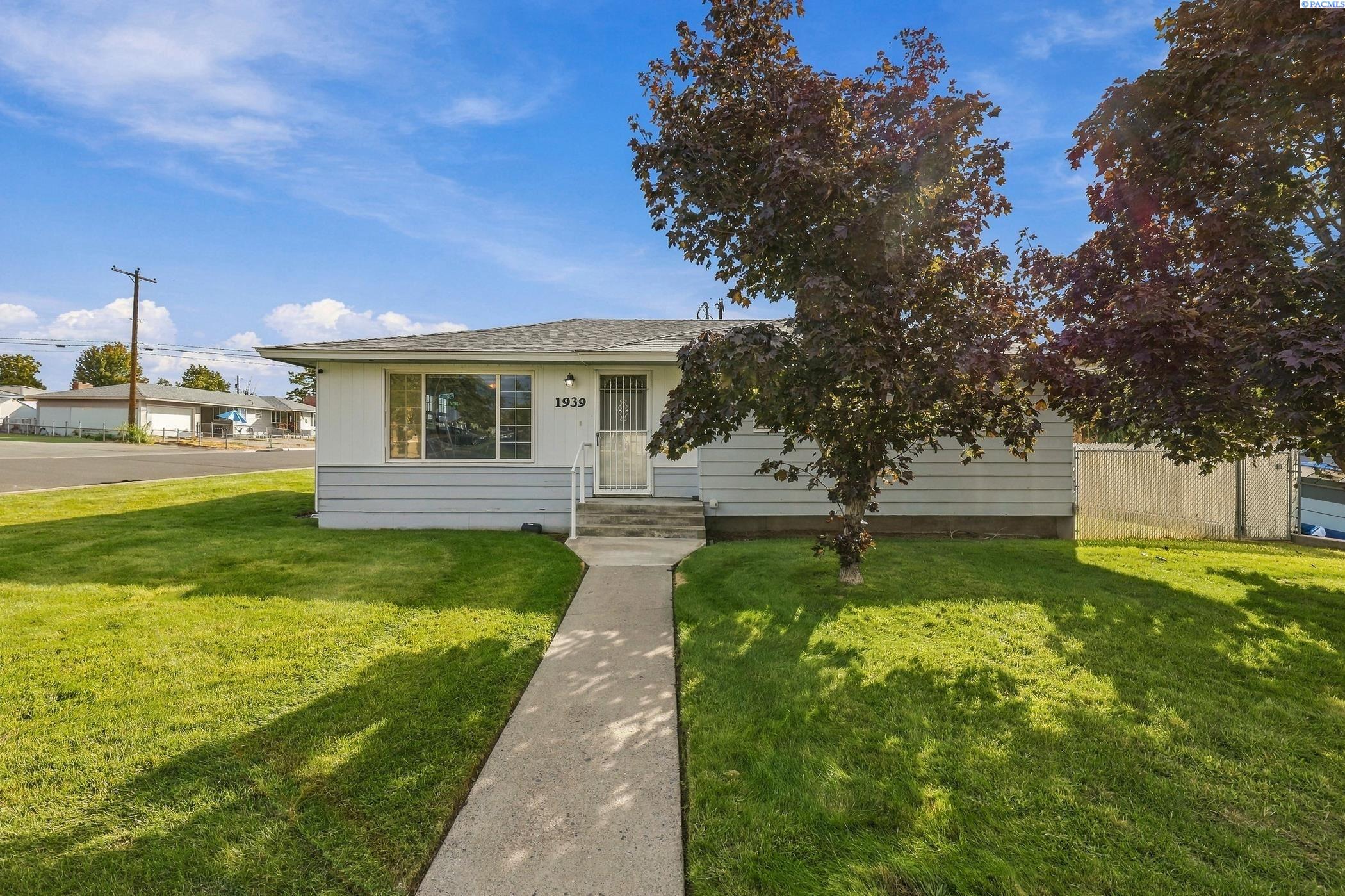 1939 N 18th Ave