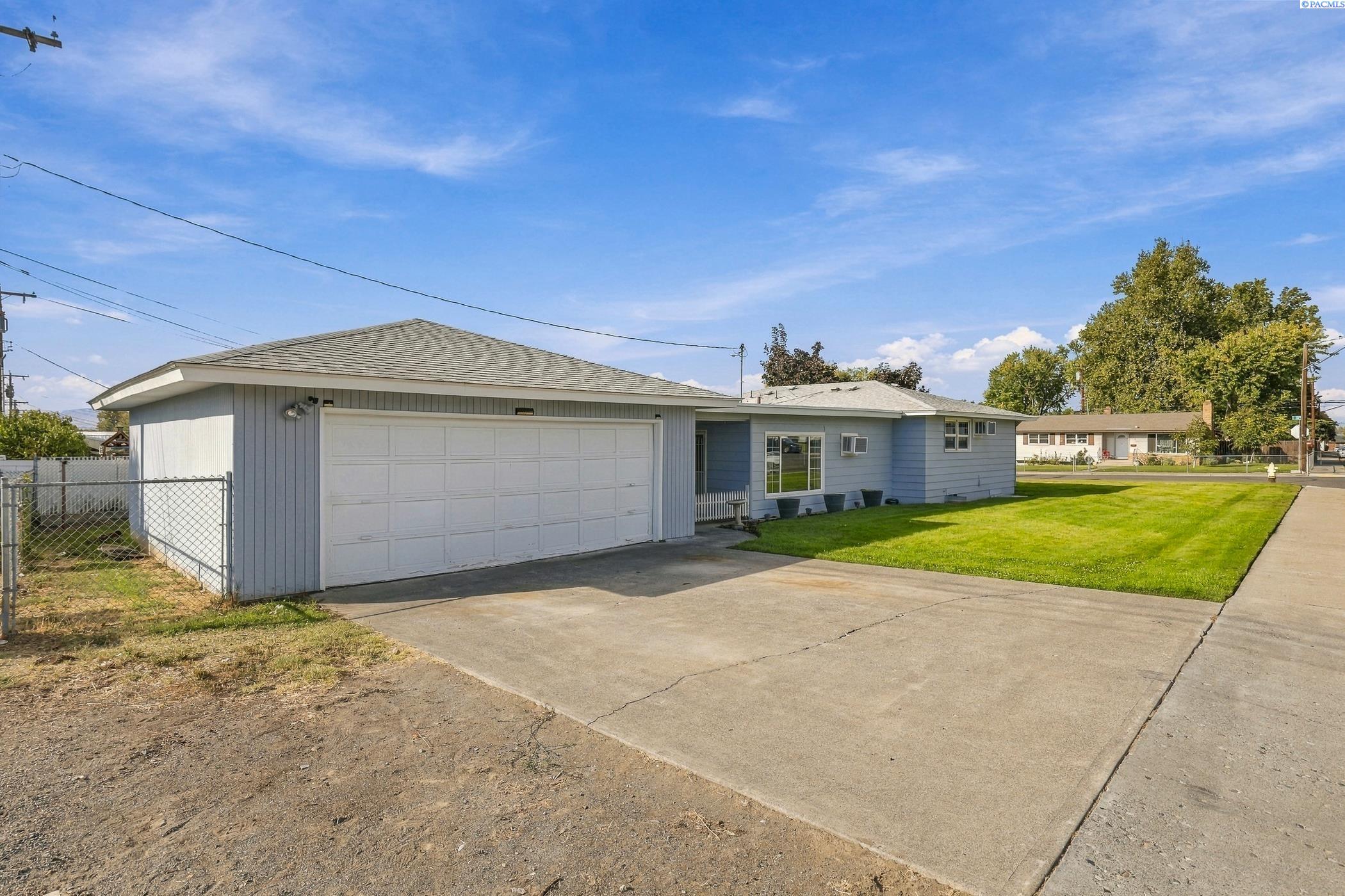 1939 N 18th Ave