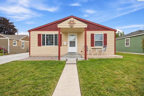 Photo of 1109 W 2nd Ave, Kennewick, WA 99336 (MLS # 297061)