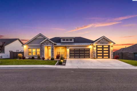 Photo of 2319 Skyview Loop, Richland, WA 99352 (MLS # 295186)