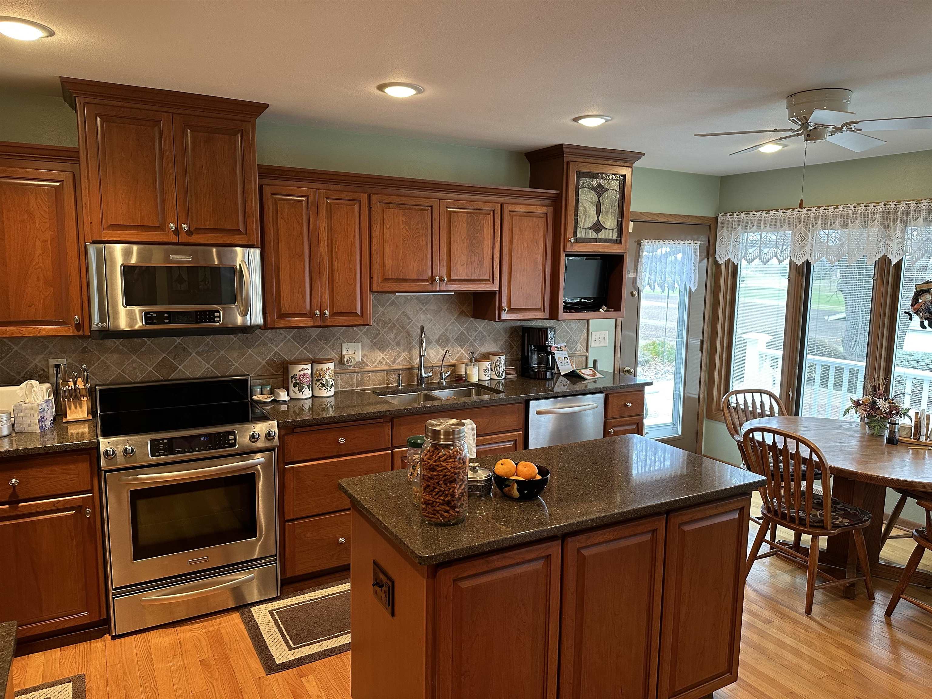 Stoughton, Wisconsin 53589, United States, 3 Bedrooms Bedrooms, ,4 BathroomsBathrooms,Residential,Active,82014