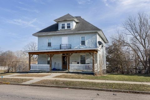 Photo of 532 E Cook Street, Portage, WI 53901 (MLS # 2019378)