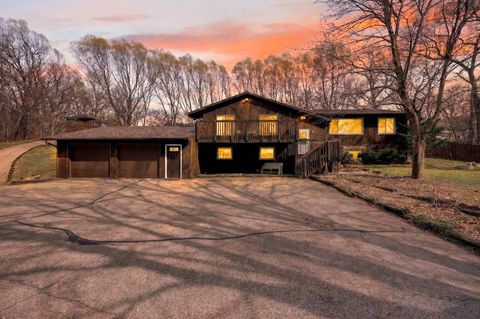 Photo of 2934 County Rd W, Deerfield, WI 53531 (MLS # 2020326)