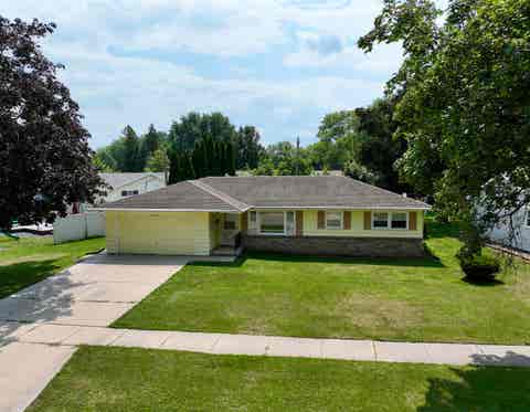 Photo of 2122 N Hawthorne Park Drive, Janesville, WI 53545 (MLS # 2030012)