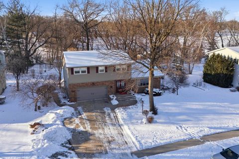 Photo of 816 Woodview Drive, Sun Prairie, WI 53590 (MLS # 2015157)